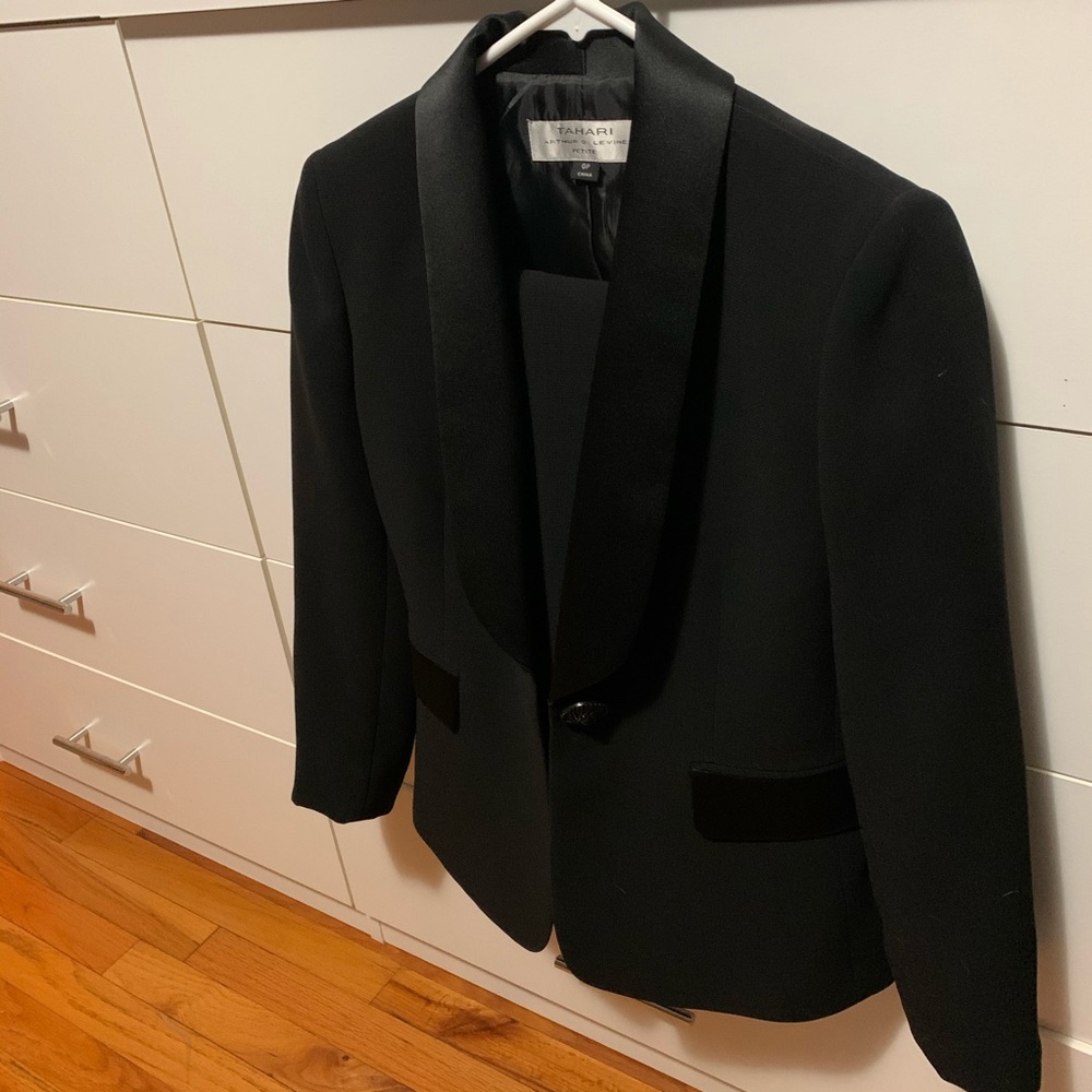 Tahari Women’s Suit New w/o tags